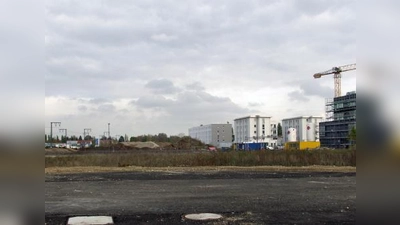 Fleißig gebaut wird weiterhin im neuen Münchner Stadtteil Freiham: Bei den weißen Gebäuden handelt es sich um Wohnhäuser, die teilweise bereits bezogen sind. Da wo sich der Aushub befindet, werden das Ärztehaus und ein öffentlicher Platz entstehen. (Foto: Eva Schraft)