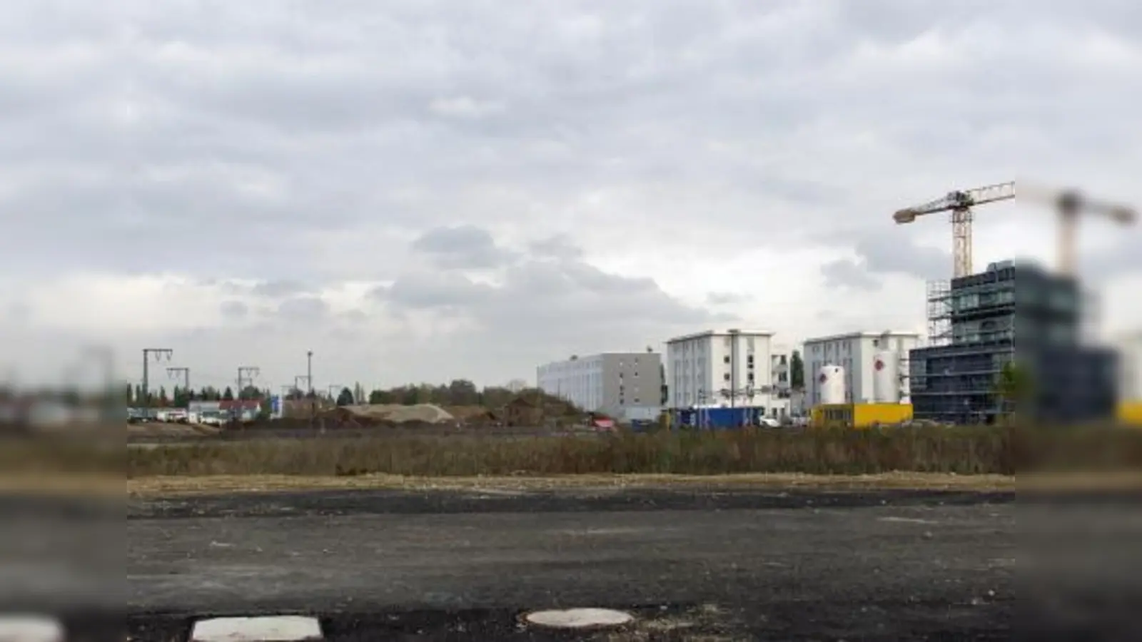 Fleißig gebaut wird weiterhin im neuen Münchner Stadtteil Freiham: Bei den weißen Gebäuden handelt es sich um Wohnhäuser, die teilweise bereits bezogen sind. Da wo sich der Aushub befindet, werden das Ärztehaus und ein öffentlicher Platz entstehen. (Foto: Eva Schraft)