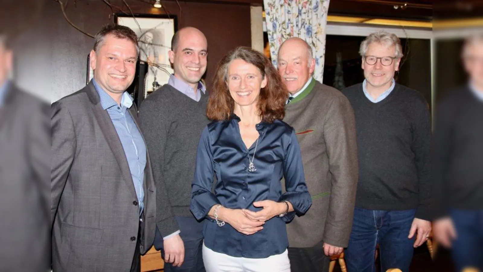 „Aus Sicht der IGG ist Uta Wüst die richtige Person für das Bürgermeisteramt und ein Gewinn für Gräfelfing.“ IGG-Vorstand mit Bürgermeisterkandidatin: (v.l.) Klaus Tonte, Wolfgang Balk, Uta Wüst, Vorsitzender Nicolaus von Welck und Mathias Pollok. (Foto: us)