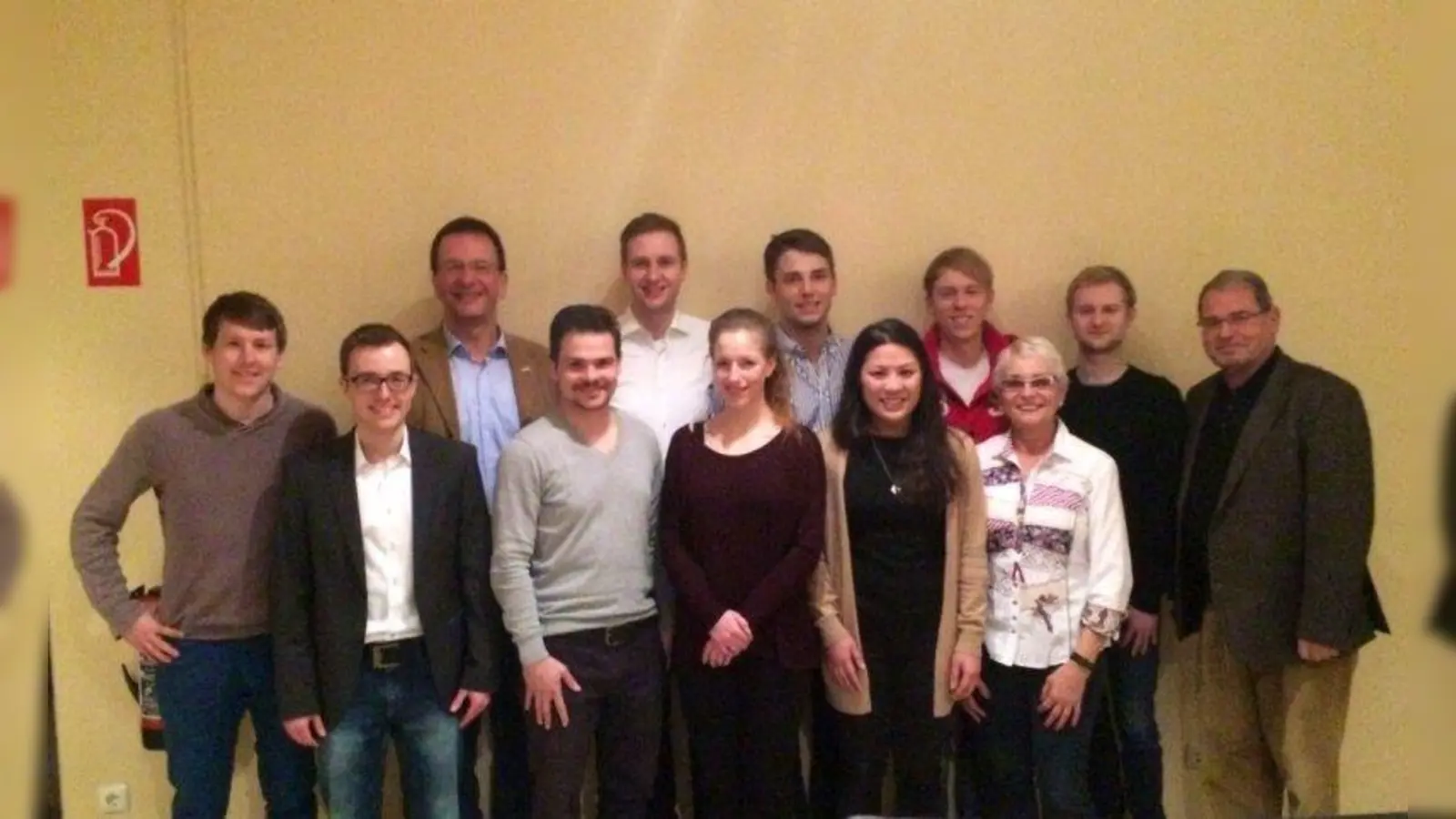 Vorstandswahlen bie der JU Germering: Andreas Haas, Manuel Geier, Marc Senninger, Dominik Diekemper, Benedikt Bevec, Wolfgang Andre (hintere Reihe, v.l.), Fabian Janisch, Maximilian Gigl, Stefan Floerecke, Sandra de Brecey, Thuy Thu Thi Tran und Gaby Pichelmaier (vordere Reihe, v.l.). (Foto: pi)