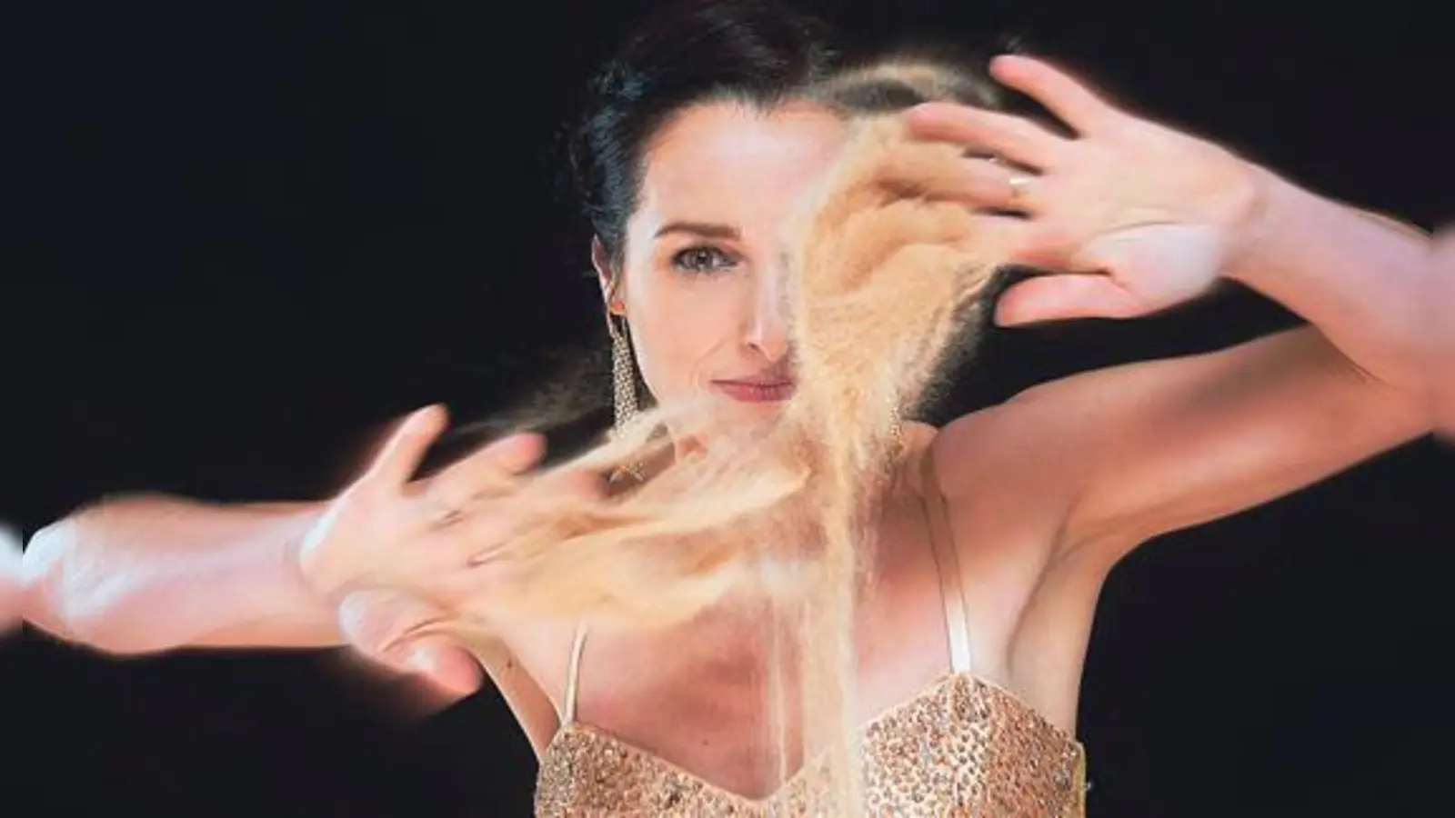 Die internationale Showkünstlerin Frauke Menger kreiert am Jubiläumsabend Sand-Kunstwerke. 	 (Foto: VA)