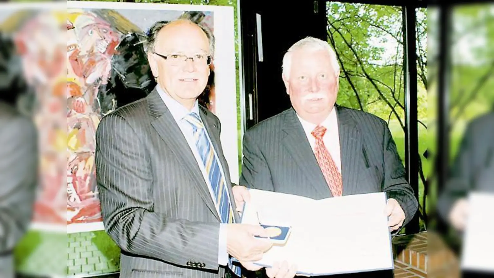 Bezirkstagspräsident Josef Mederer (li.) überreicht Anton Spitlbauer die Bezirksmedaille. 	 (Foto: VA)