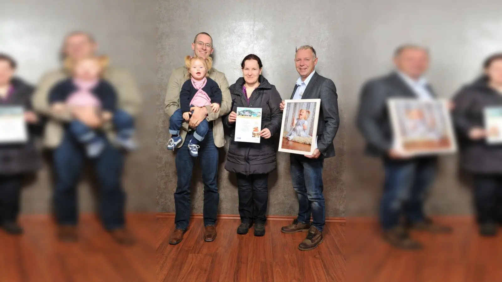 Elisabeth mit ihren Eltern und Heidi Foto-Inhaber Thomas Fladung (r.), der die Sieger-Aufnahme überreichte. (Foto: Heide Foto)