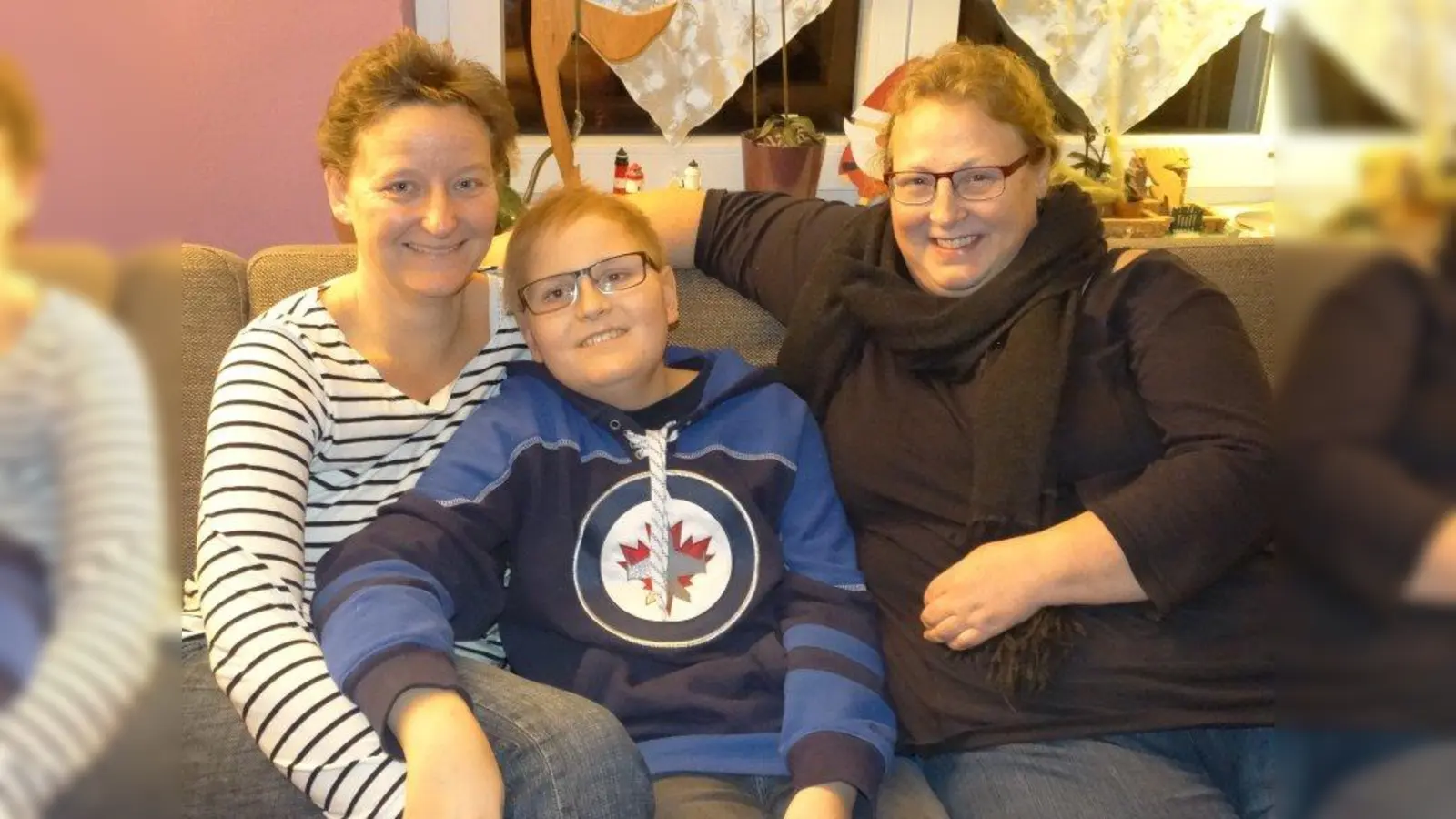 „Viele Freunde und Bekannte melden sich nicht mehr”, sagt Sabine Gottschalk (links). Ihr Sohn Christoph war 2013 an einem Gehirntumor erkrankt. Unterstützung im Alltag bekommt die Familie von Petra Waibel von KONA. (Foto: tab)