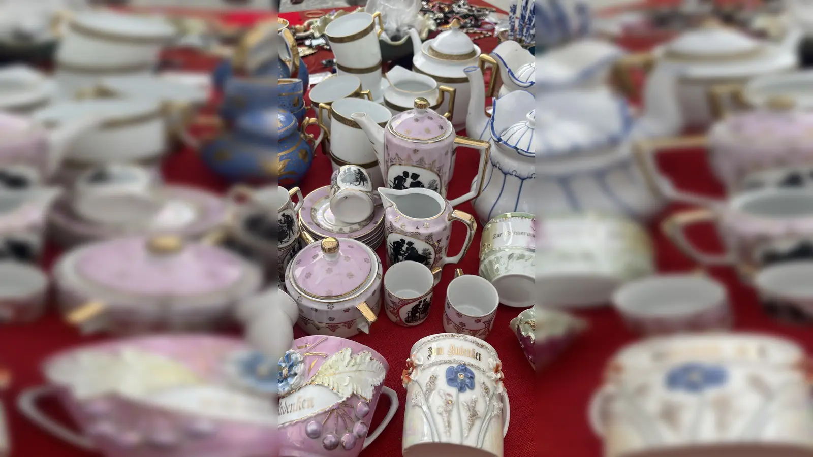 Auf dem Flohmarkt in Sauerlach findet man alte und neue Schätze. (Foto: hw)