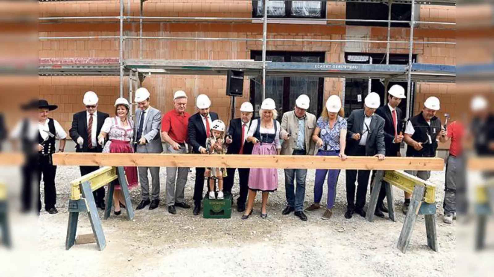 Nach dem Richtspruch durch Zimmermeister Lothar Weber wurde der Festakt mit einem symbolischen Hammerschlag der Ehrengäste abgeschlossen.	 (Foto: oh)