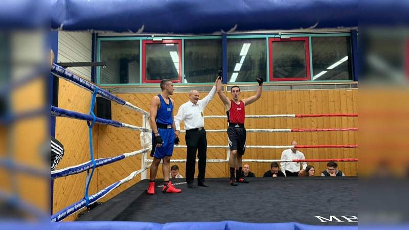 Von links: Edin Yalcin vom SSV Ulm, Referee und der Sieger Marcel Fratz. (Foto: oh)