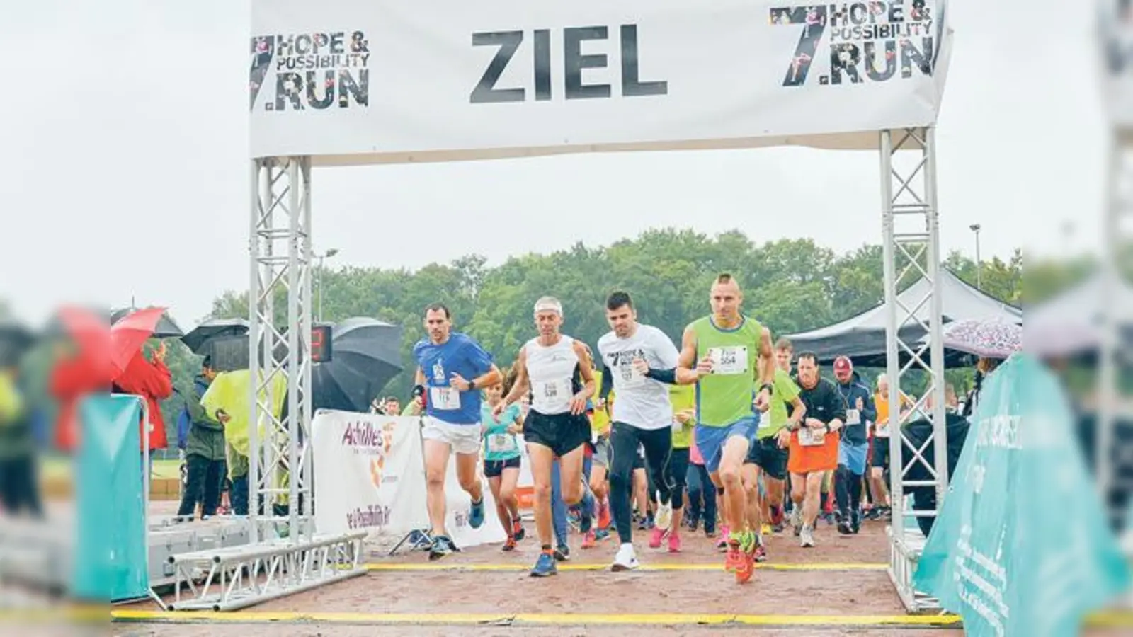 Die Läufer ließen sich vom tristen Regenwetter nicht abhalten und setzten mit ihrer Teilnahme ein Zeichen für Inklusion.	 (Foto: © Norbert Faber)