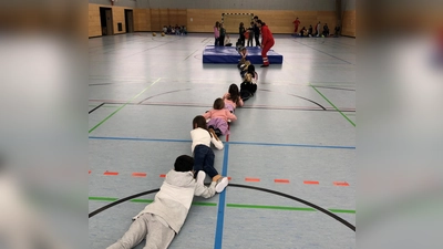 Wie rettet man sich oder andere vom Eis? Die Schülerinnen und Schüler bekamen dazu nicht nur Infos, sondern übten die Rettungsaktionen auch auf dem Trockenen. (Foto: Wasserwacht Wörthsee)