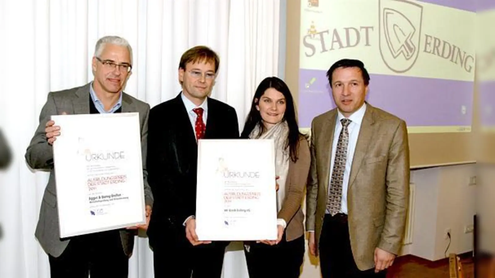 Die Sieger des Ausbildungspreises 2011: Johann Egger  (Egger &amp; Donig-Dreher), Josef Kern, Melanie Zehetmeier  (VR-Bank eG), Bürgermeister Max Gotz.	 (Foto: bb)