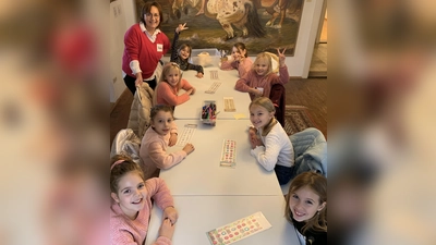Geburtstagskind Tabea mit Freundinnen und Museumsleiterin Heike Kronseder. (Foto: Museum Franz Xaver Stahl)