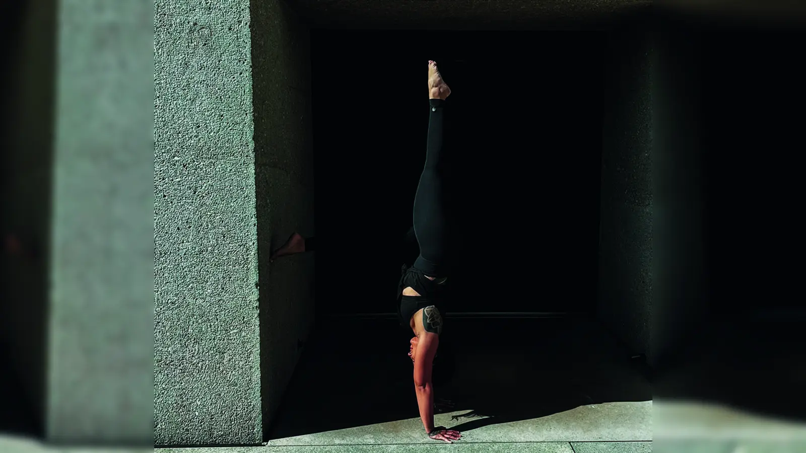 In einem Workshop der Turnerschaft Jahn München wird sich an die Umkehrhaltungen im Yoga rangetastet. (Foto: Verein)