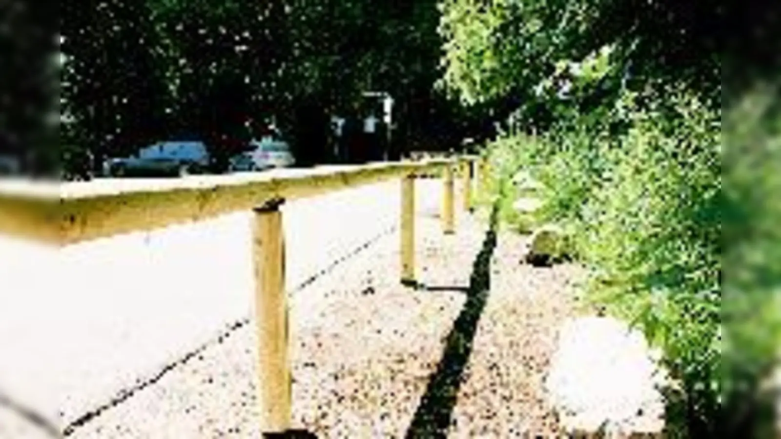 Erst gab es im Einzugsbereich von Harthauser- und Holzkirchner Straße gar keine Parkverbotsmarkierung und die Autolenker tappten mehrfach in die Falle - jetzt hat die Stadt per Findlingen und Holzstange gleich doppelt nachgerüstet.  (Foto: HH)