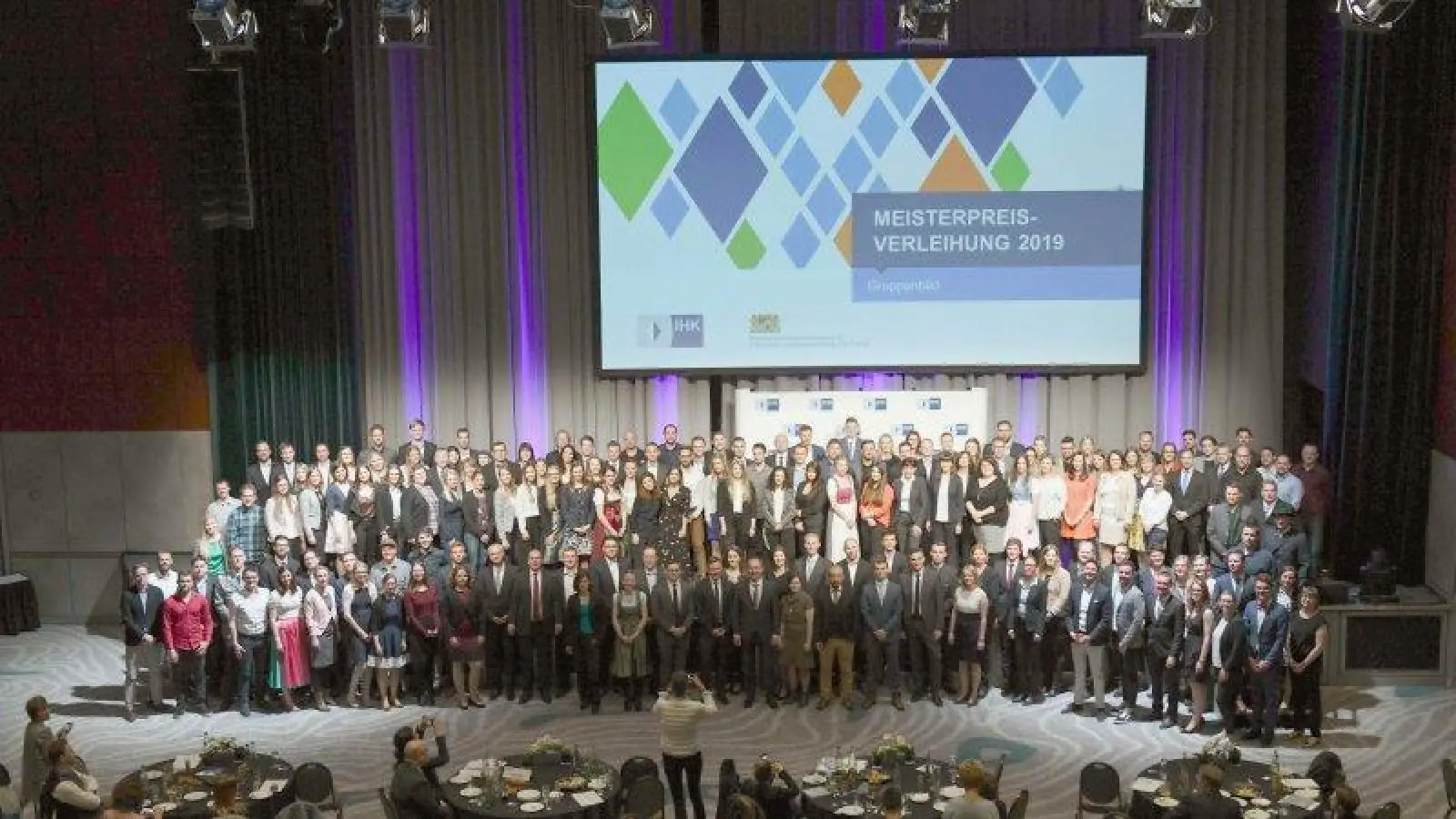 Gruppenbild der oberbayerischen Jahrgangsbesten mit Wirtschaftsminister Hubert Aiwanger im Westin Grand Hotel München. (Foto: © Andreas Gebert/ IHK München und Oberbayern)