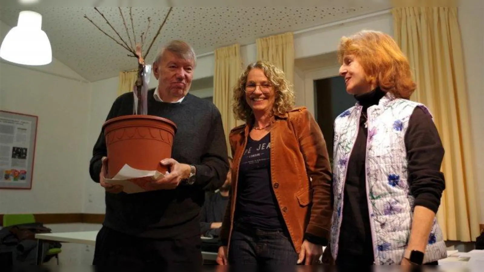 Monika Schwesinger (rechts) und Mette Göppinger überreichten jüngst einen symbolischen Kirschbaum samt Unterschriftenliste an Bezirksausschuss-Vorsitzenden Josef Mögele (SPD). Dieser soll als Bote fungieren und beides an OB Dieter Reiter weitergeben. (Foto: kö)