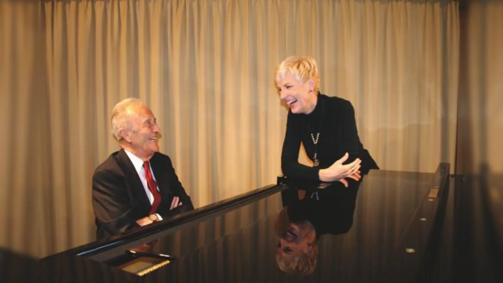 Premiere: Als Erster tritt Bewohner Wolfram Ruhenstroth-Bauer auf bei den von Stiftsdirektorin Gisela Hüttis initierten »Musikalischen Begegnungen«.	 (Foto: privat)