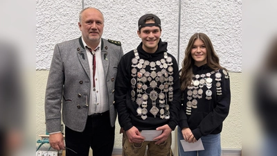Vorstand Klaus Geppert mit Schützenkönig Kilian Schmaus und Jugendschützenkönigin Sari Bauer (von links).<br><br>  (Foto: Verein)