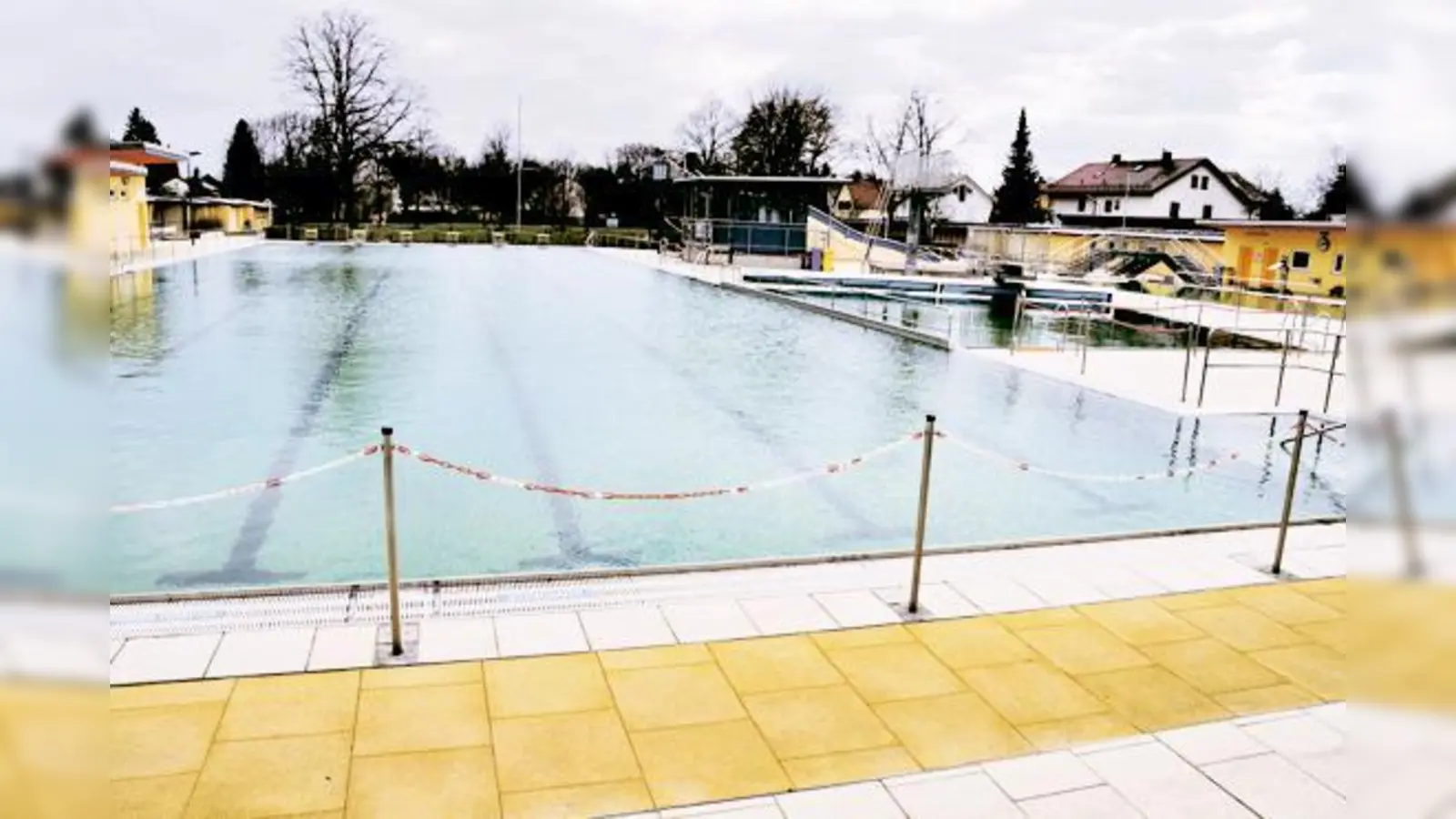 Noch liegt das Haarer Freibad verlassen da, aber ab 1. Mai darf hier wieder geplanscht werden  allerdings gegen höheren Eintritt als im Vorjahr.	 (Foto: sf)