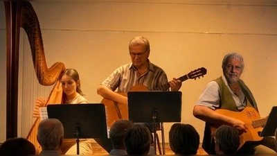 Das Gitarrenduo Rudi Koller &amp; Andreas Biller mit der Harfenistin Lena Hupfer.  (Foto: Rudolf Koller)