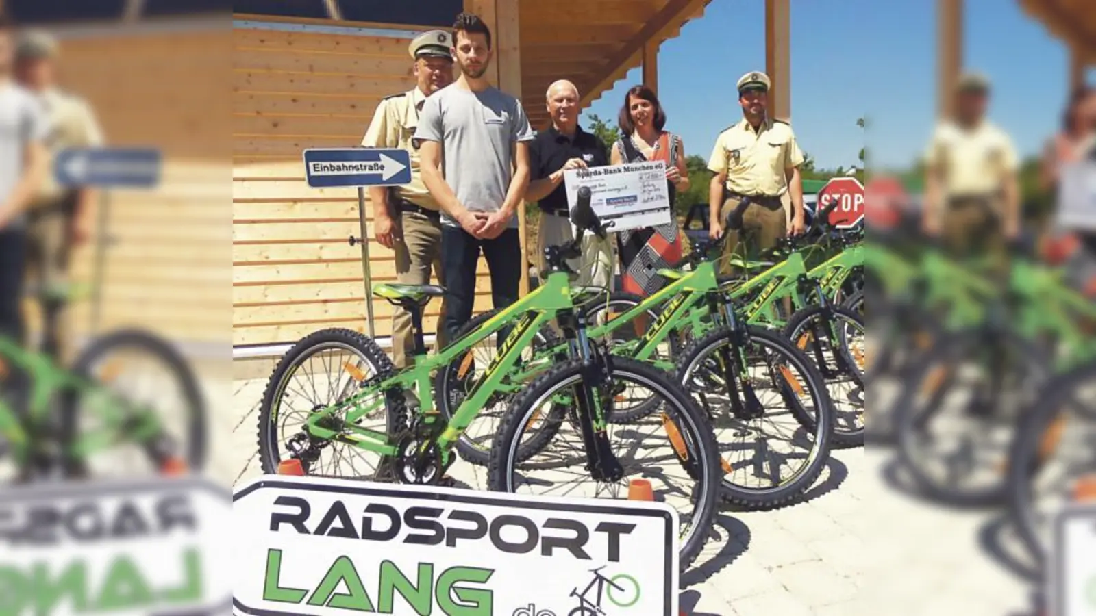 Die Übergabe der neuen Fahrräder an die Verkehrserzieher der PoIizeiinspektion Ebersberg Martin Schedo (li.) und Bernhard Schweida (re.) im Beisein (v. l.) von Paul Lang,  Reinhold Reith und Andrea Lohmaier. 	 (Foto: Otto Hartl)