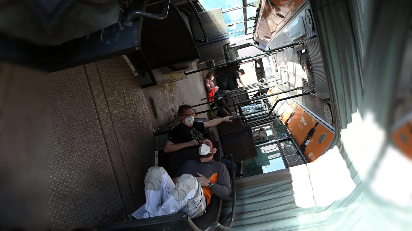 Der Bus ist umgekippt, Mimen stellten verletzte Personen dar. Sie kamen unter anderem aus den Reihen von Maltesern und Feuerwehr.  (Foto: Danuta Pfanzelt)