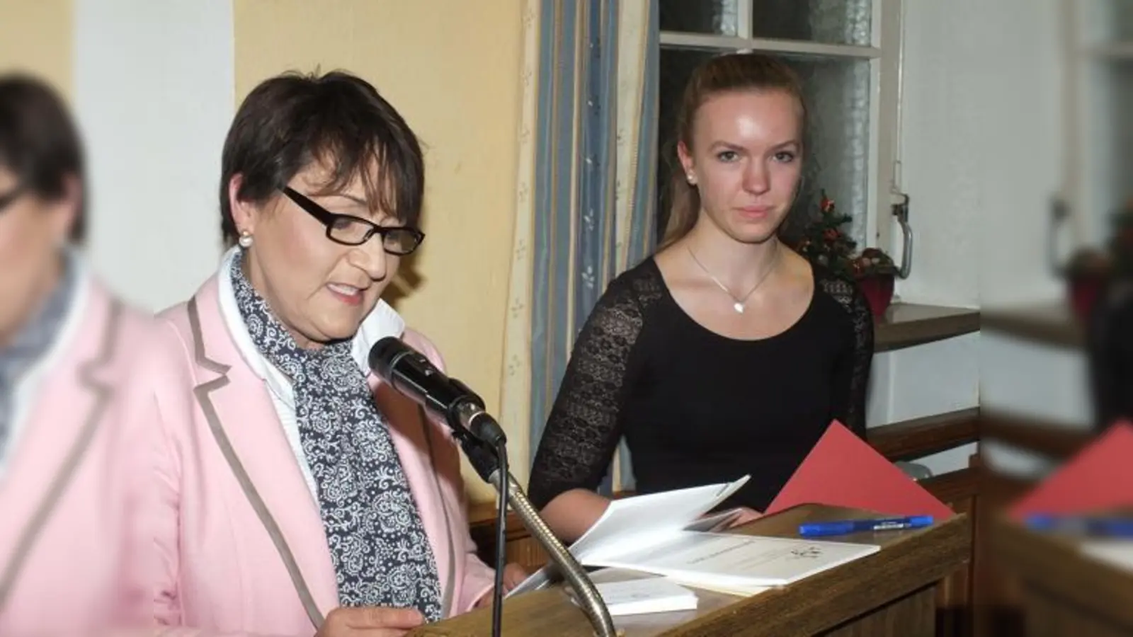 Forscherpreis 2015: Der Historische Verein Erding würdigte die Fleißarbeit der jungen Berglerin Katharina Bauer, die zum Thema Freiwilliger Arbeitsdienst in Erding geforscht hat. 	 (Foto: kw)