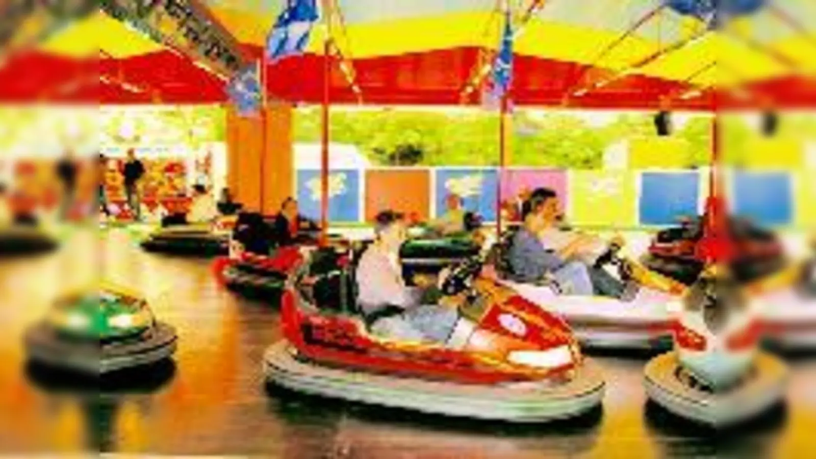 Neufahrn feiert seine Gründung vor 1200 Jahren. Die Neufahrner Teenies haben auch ihren Spaß: beim Autoscooter.	 (Foto: maho)