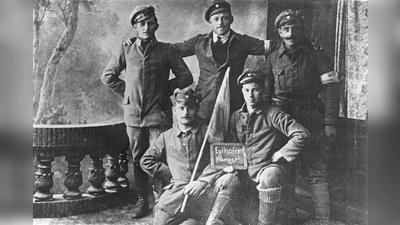 Die aus Frauenneuharting stammenden Freikorpsler, die am 1. Mai 1919 Rudolf Egelhofer, den Kommandanten der „Roten Armee“ in München, verhafteten. (Foto: Heimatverein Frauenneuharting e.V.)