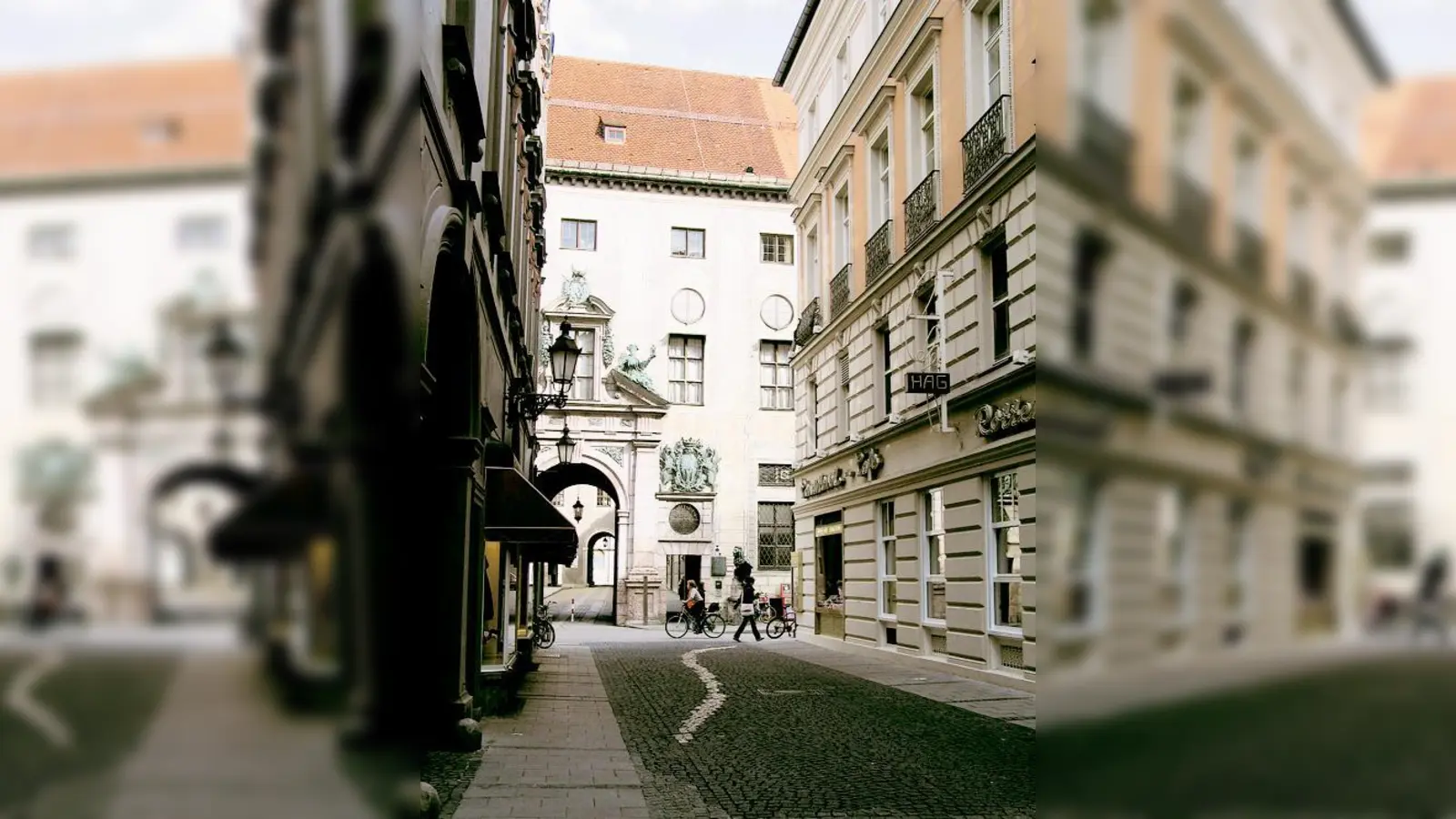 Der Rundgang »Münchens dunkle Zeit« führt auch durch das Drückebergergasserl, durch das im dritten Reich die Leute gingen, die den Hitlergruß an der Feldherrnhalle vermeiden wollten. 	 (Foto: VA)