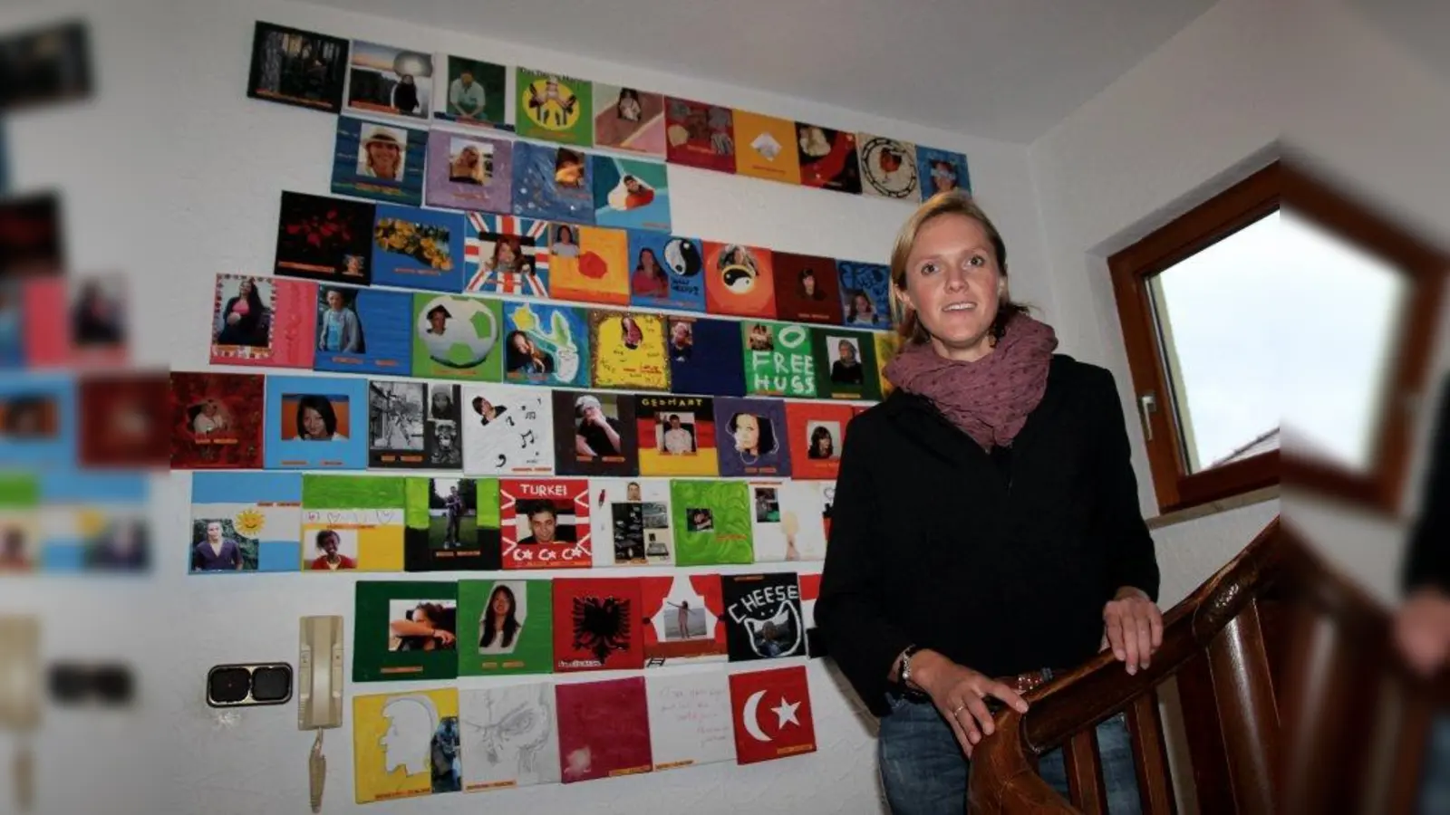 Vor der „Ehemaligen-Tafel“ im Treppenhaus der Wohngruppe: Franziska Wallner leitet die Wohngruppe Obermenzing seit drei Jahren. (Foto: us)