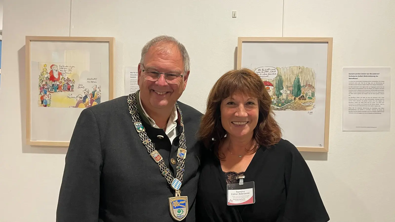 Eröffneten gemeinsam die Ausstellung „Demenz mit Humor begegnen”, Bürgermeister Wolfgang Panzer und die Pflegebeauftragte, Ramona Eidner-Bobrowski. (Foto: hw)