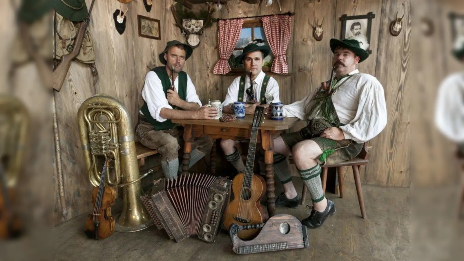Das Trio von Knedl &amp; Kraut hat seine Wirtsstub‘n selbst dabei. (Foto: pi)