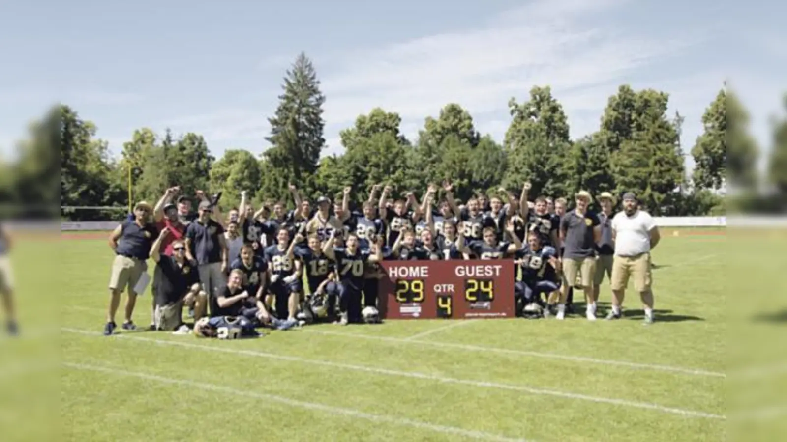 Die Juniors der Erding Bulls feiern ihren Sieg in der U19 Bayernliga.	 (Foto: M. Kröner)