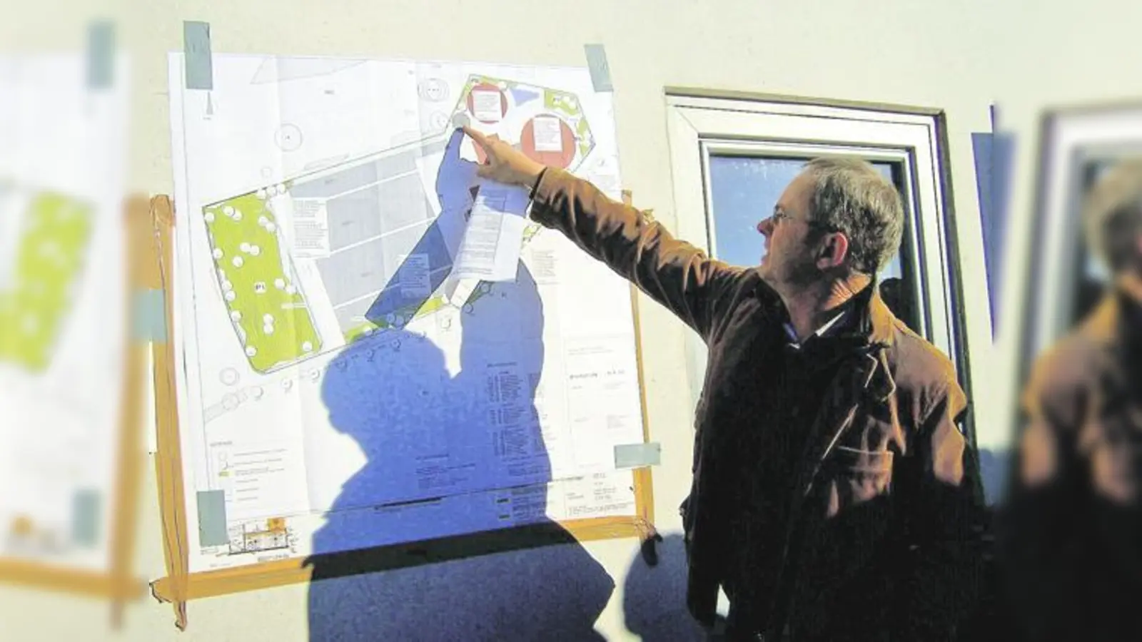 Martin Rothmoser erläutert die Funktion der neuen Biogasanlage in Grafing für die Bürger bei der Besichtigung: Sie arbeite ähnlich wie ein »Kuhmagen«, sagte er bei der Besichtigung vergangene Woche.   (Foto: oh)