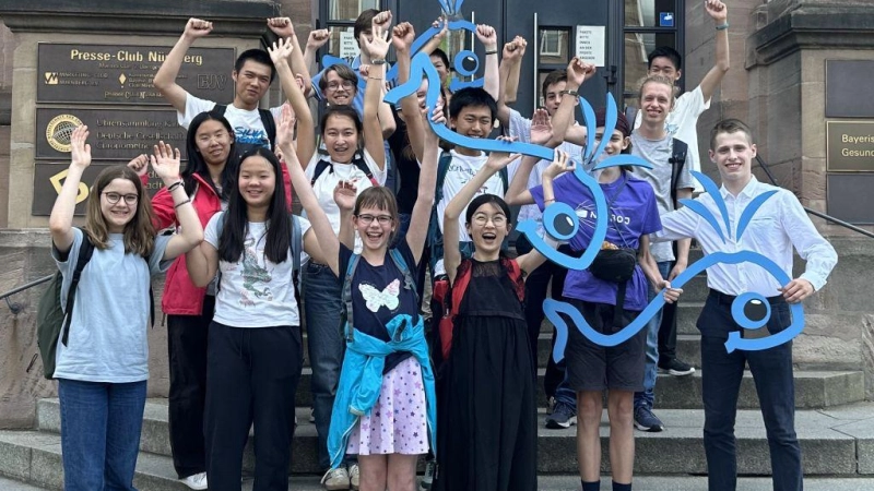 Die Mathe-Asse vom Maria-Theresia-Gymnasium bei der Preisverleihung des Landeswettbewerbs Mathematik Bayern in Nürnberg. (Foto: Maria-Theresia-Gymnasium München)