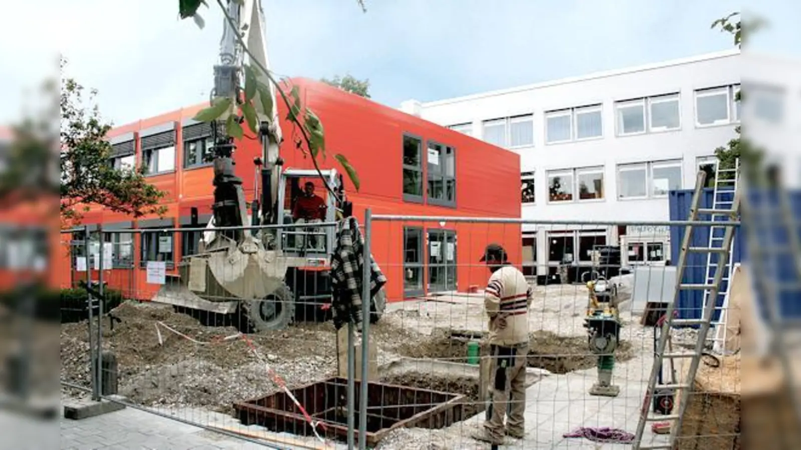 An der Bernaysschule wird angebaut  derzeit allerdings nur in Form einer Containerlösung (orange Gebäudeteile).	 (Foto: ws)