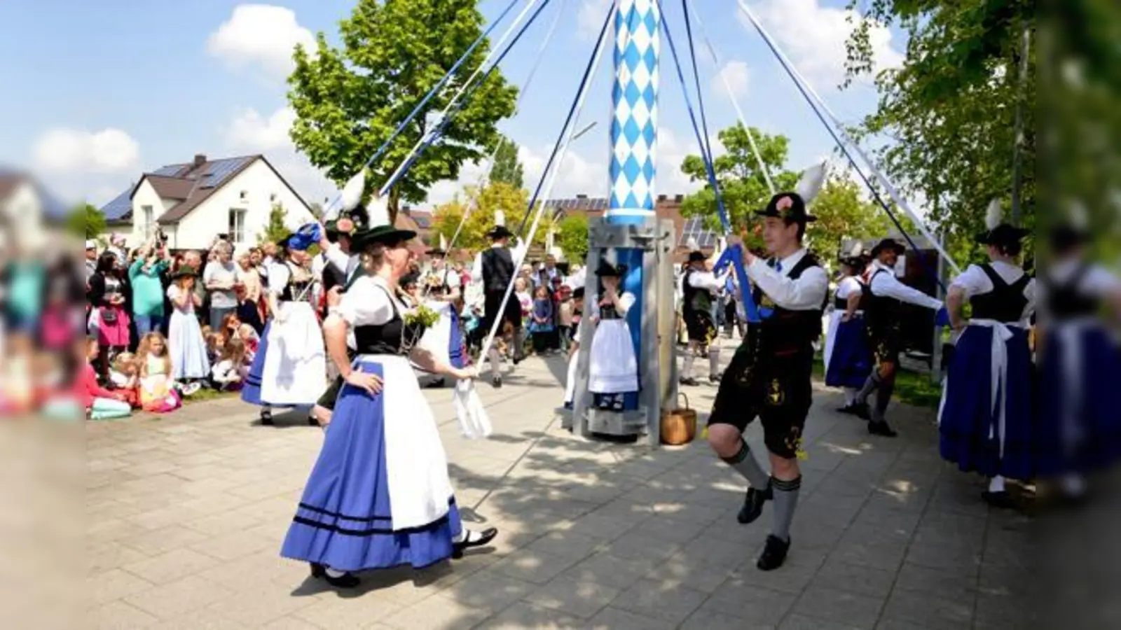 Der Bandltanz der Würmbachtaler Trachtler krönt das Maibaumaufstellen in Lohhof.	 (Foto: Marion Friedl)