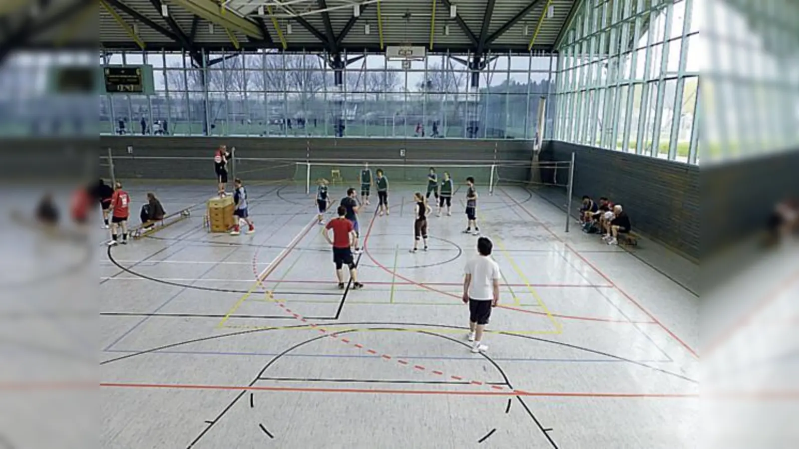 Indiaca heißt sowohl das Mannschaftsspiel auch das Spielgerät (kleines Foto).	 (Fotos: Verein)