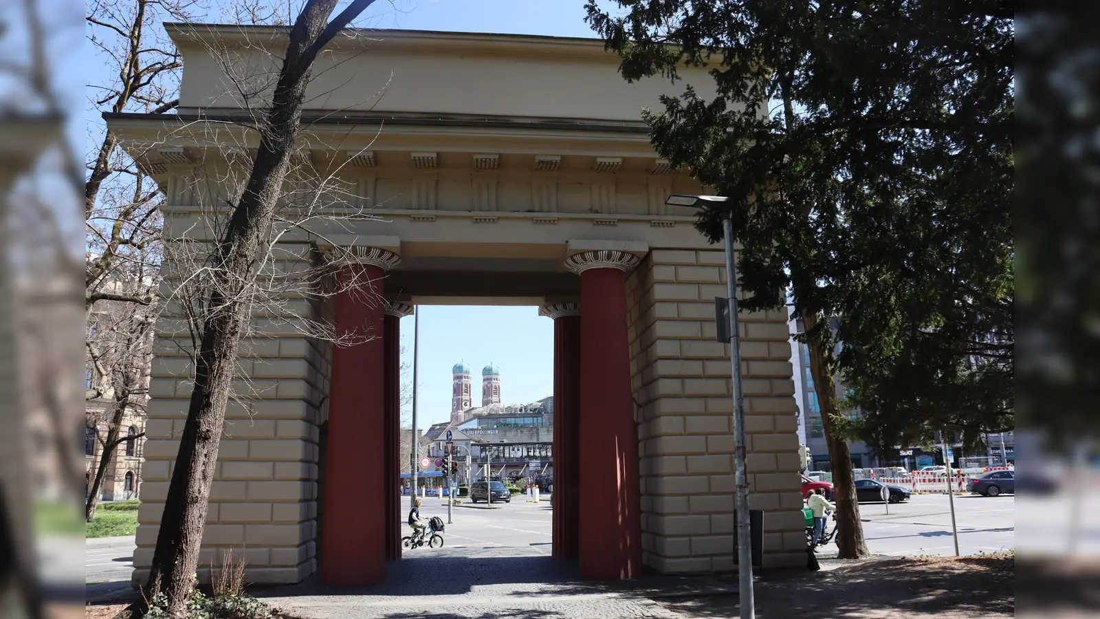 Ein würdiges Tor zur Stadt – nach all den Vorkommnissen und Zwischenfällen haben die Einrichtung einer Taskforce und vielfältige weitere Maßnahmen wieder für mehr Sicherheit im Alten Botanischen Garten gesorgt.  (Foto: mha)