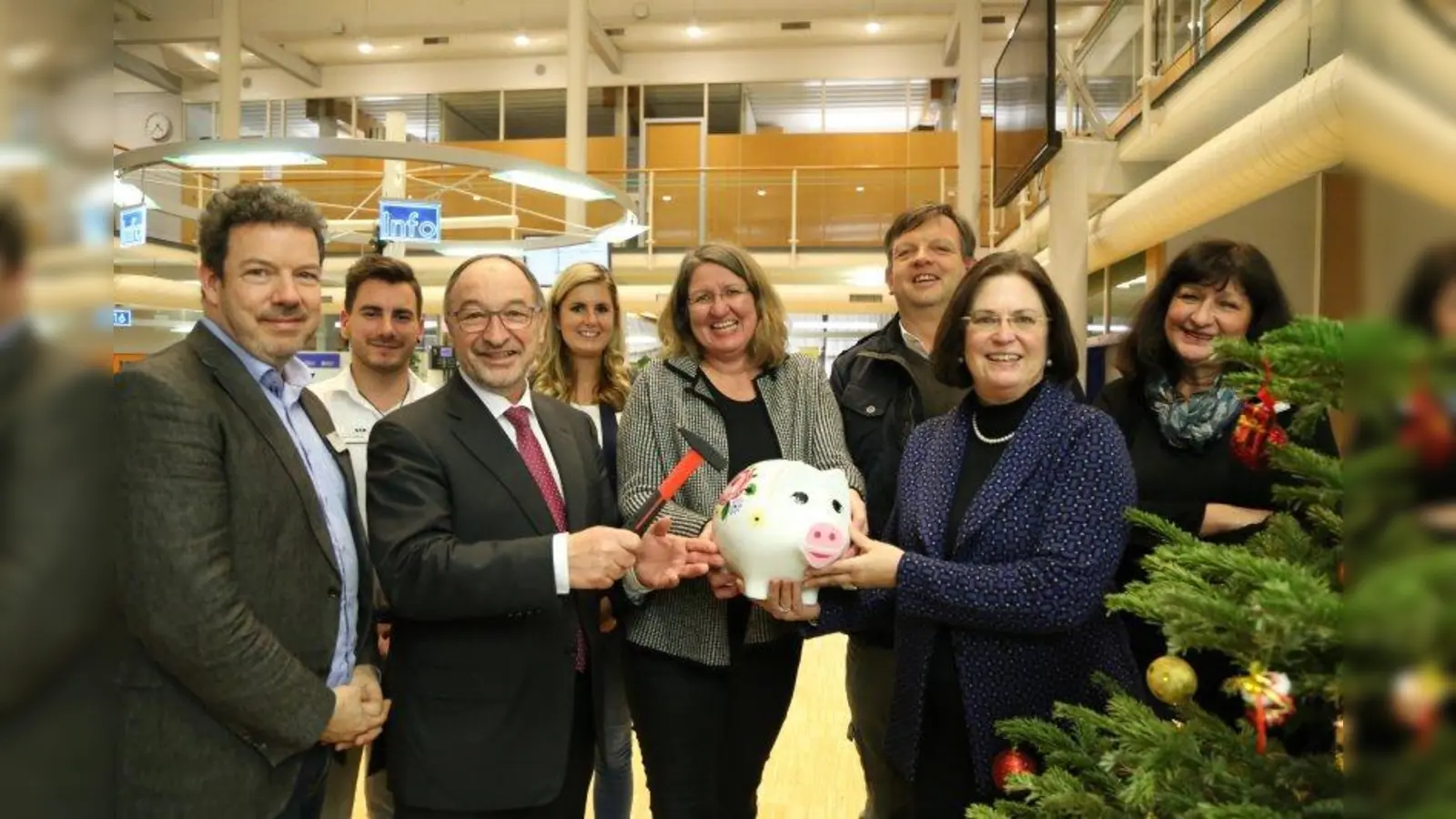 Das Sparschwein wird geschlachtet - Landrat Karl Roth (Mitte) übergibt die Spenden des BürgerService - mit dabei: Sven Prochnow, Manuel Cianflone, Katharina Kölbl und Anneliese Köbele (BürgerService), Ricarda Friderichs (Schulleiterin, Franziskus-Schule Starnberg), Beate Herberich (Schulleiterin, Fünfseen-Schule Starnberg) und Dr. med. Hans Knabe (Vorstand, Knochenmarkspende Bayern e.V.). (Foto: LRA Starnberg)