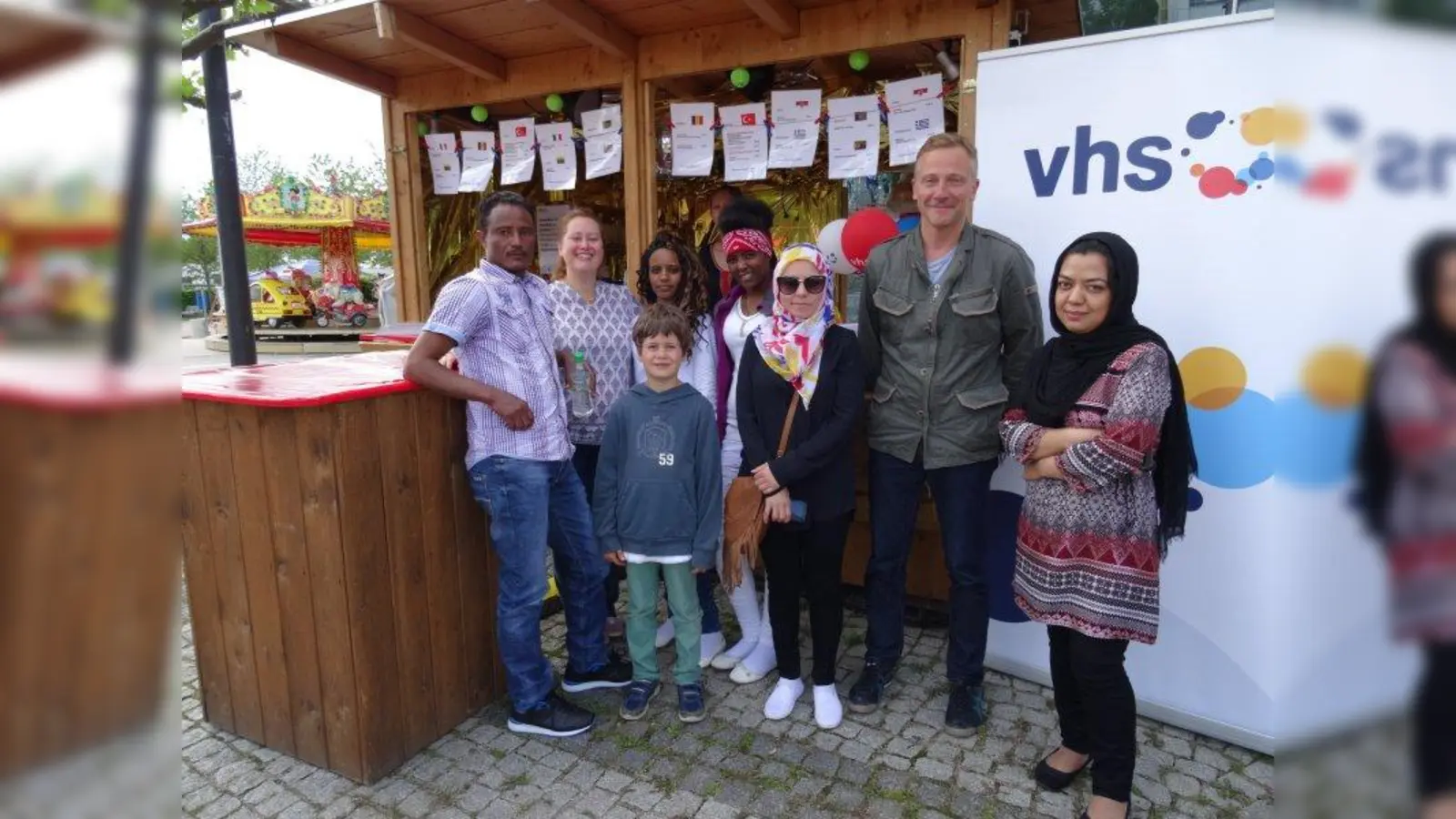 Internationale vhs Deutsch-Kursteilnehmer mit der  Fachbereichsleitung für Integrationskurse, Stephanie Diehl (2.v.l.), und dem Deutsch-Dozenten Dr. Berndt Tilp (7.v.l.). (Foto: VHS Germering)