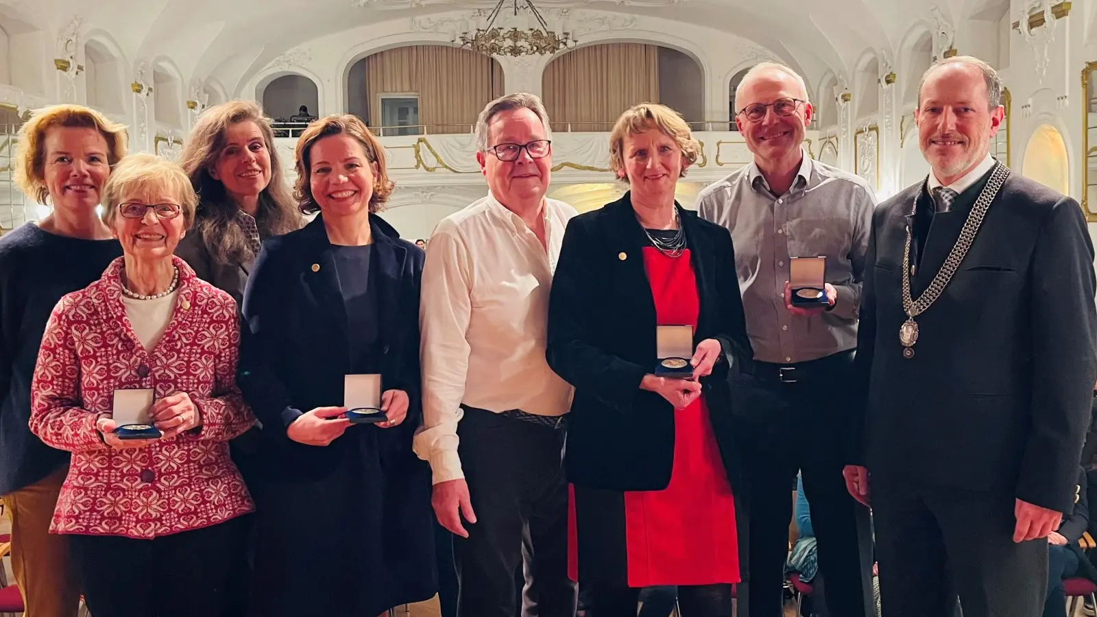 Freuten sich über die gelungene Ehrung: Gräfin v. Drechsel, Irene Stöberl, Anke Bahr, Sybille König, Dr. Wolfgang Rackowitz, Jutta und Stefan Dillig sowie Bürgermeister Christoph Schmid (v.l). (Foto: hw)
