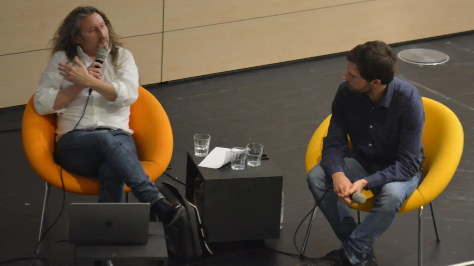 Regisseur Philipp Grüll und Filmkomponist Marco Hertenstein waren zu Gast und haben die Arbeiten zum Film über Franz Beckenbauer vorgestellt.  (Foto: Gymnasium Grünwald)