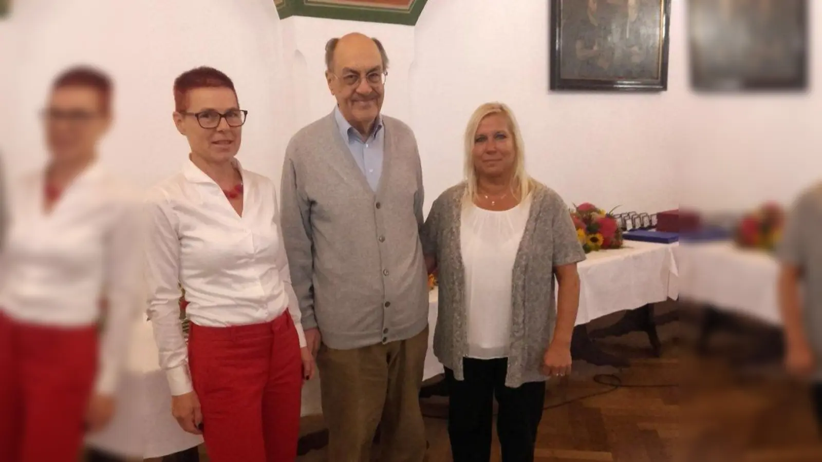 Ehrung für ehrenamtliches Engagement (v.l.): Christine Mühl, Gerhard Reiter und Manuela Stadler sind für ihre Tätigkeit als Schulweghelfer mit der Medaille „München leuchtet” ausgezeichnet worden. (Foto: privat)