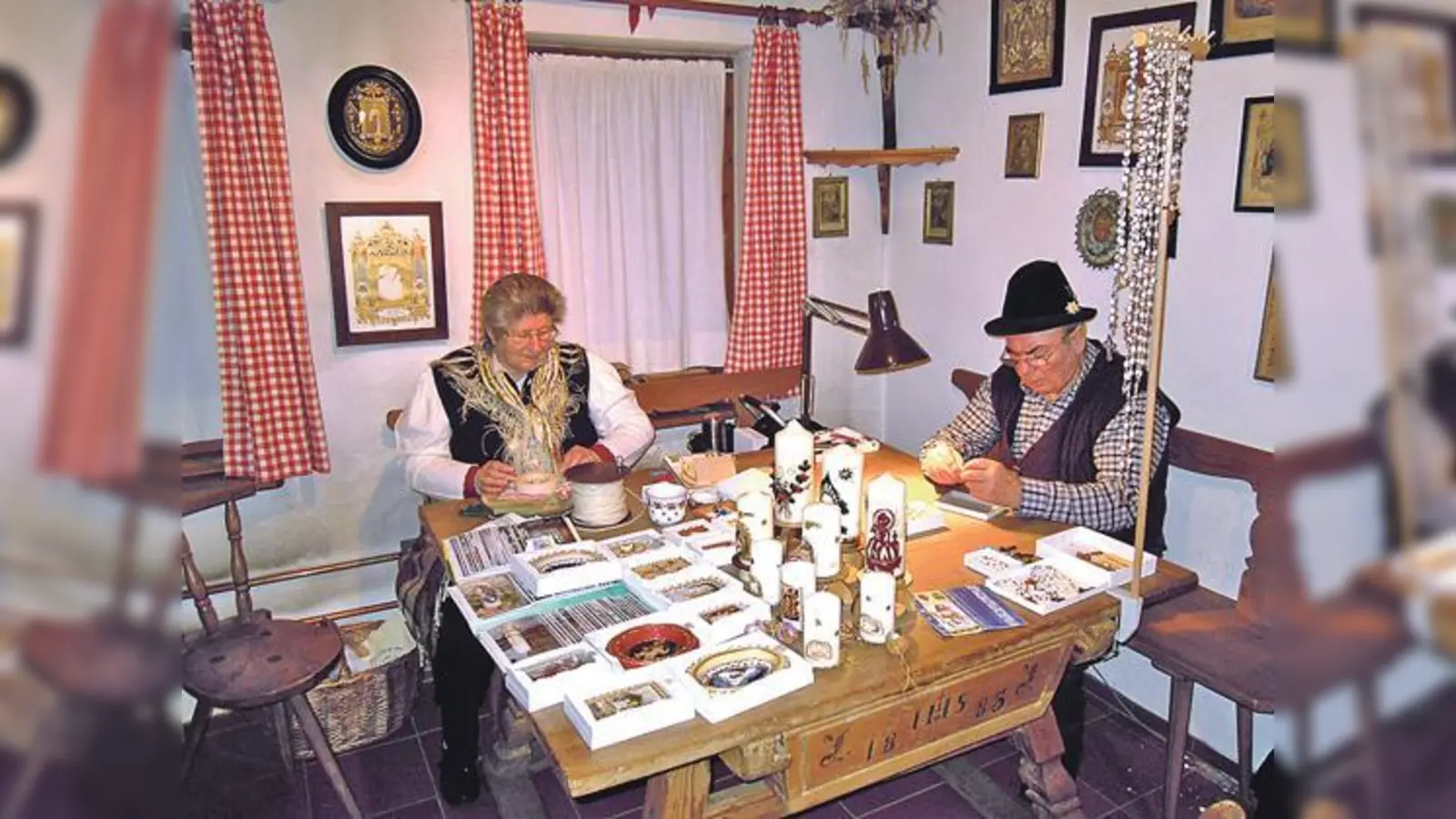 Rosemarie und Rudi Maierbacher bei ihrem kunsthandwerklichen Schaffen im Museum. 	 (Foto: Archiv der Stadt Grafing)