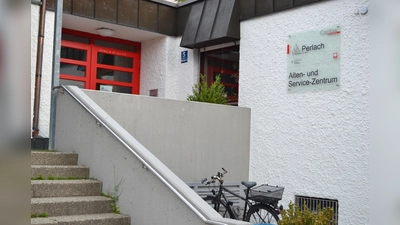 Vor dem ASZ Perlach treffen sich alle jeden Donnerstag, die gemeinsam Spazierengehen wollen. (Foto: ar)