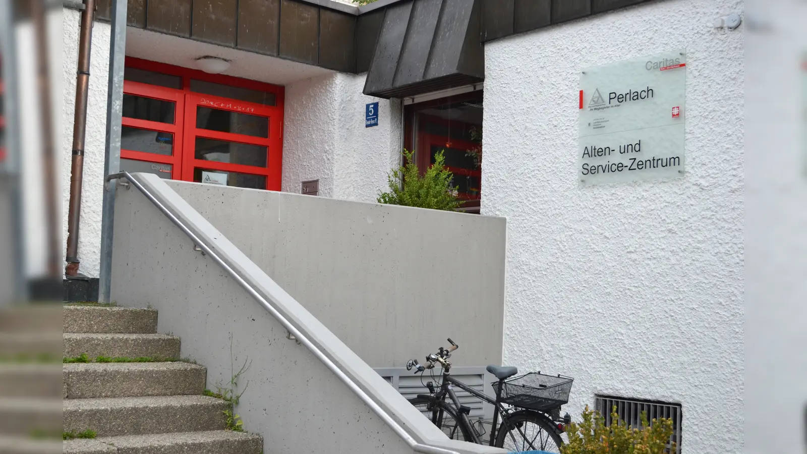 Vor dem ASZ Perlach treffen sich alle jeden Donnerstag, die gemeinsam Spazierengehen wollen. (Foto: ar)