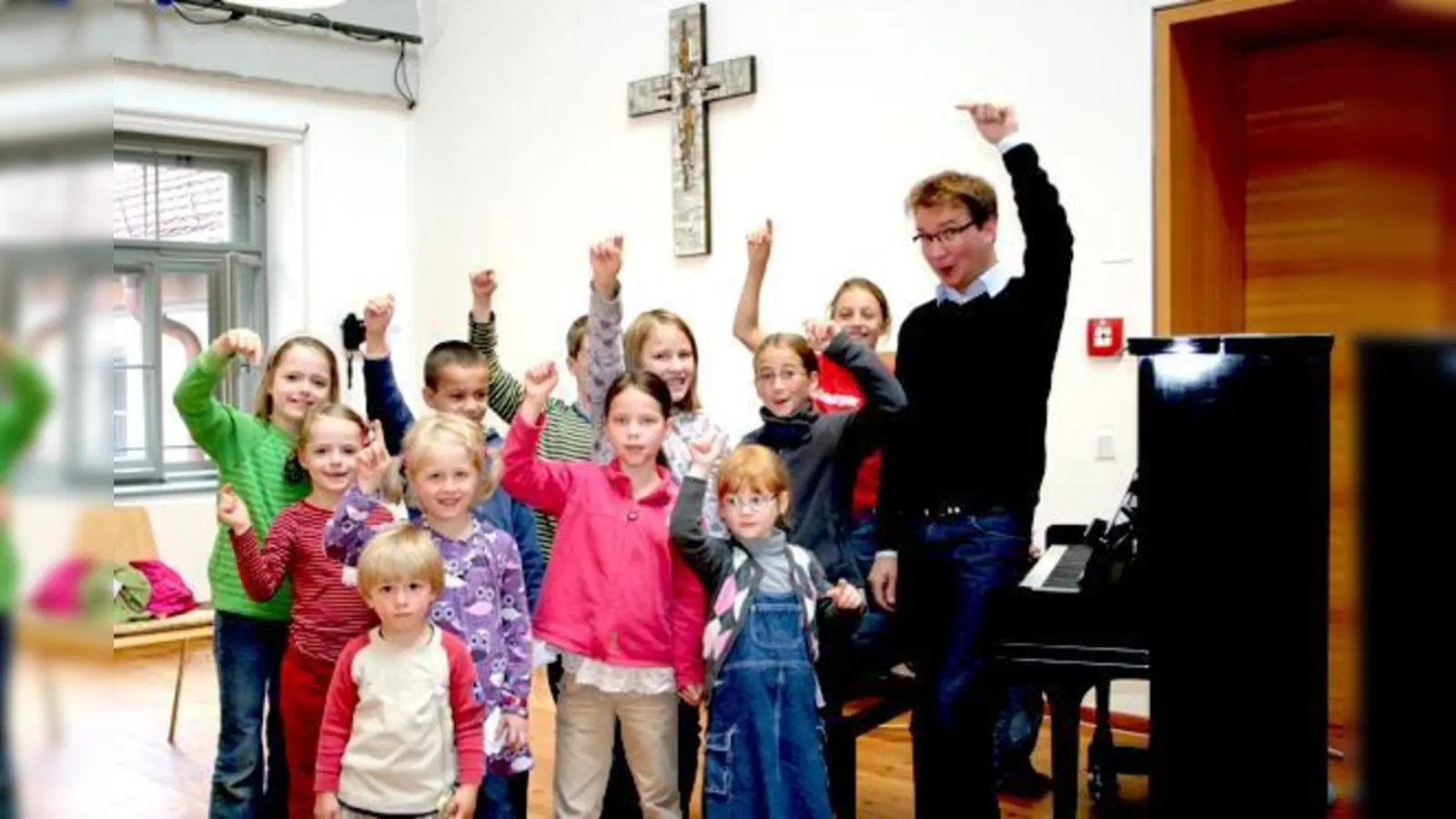 Hände nach oben: Mit Hilfe des Körpers üben die kleinen Chorneulinge mit  Stefan Rohrmeier hohe Töne.	 (Foto: Sylvie-Sophie Schindler)