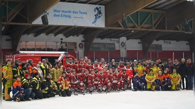 Am Blaulichttag gab es ein „Gruppenfoto” mit ehrenamtlichen Helfern und der Mannschaft des EHC Klostersee zur Freude der Ehrenamtlichen. (Foto: smg)