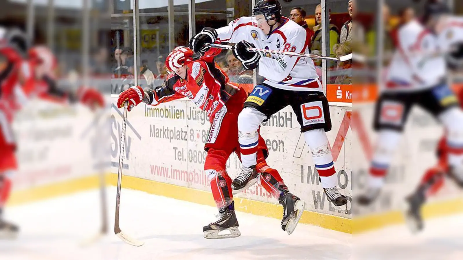 »Luftkampf« gegen Freiburg: Trotz aller Anstrengung unterlag der EHC am Ende.	 (Foto: smg/Nicky Alexander)